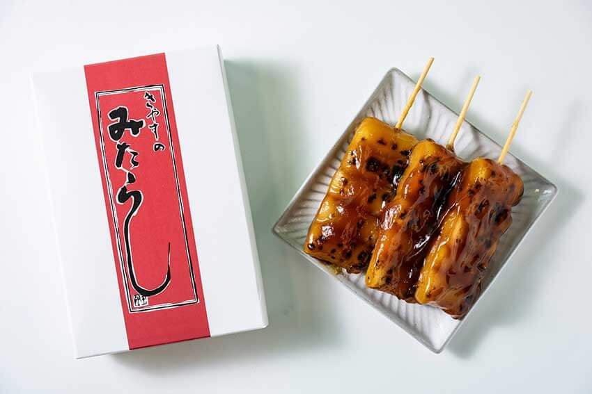 特製のタレがたっぷりと絡めてある円筒状の団子は、店先で焼きたての状態を食べられる