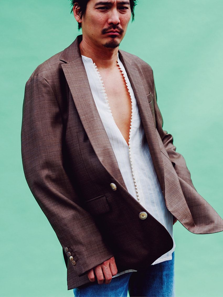 ジャケット33万円、シャツ10万4500円、デニム6万2700円／すべてエンポリオ アルマーニ（ジョルジオ アルマーニ ジャパン　03-6274-7070）