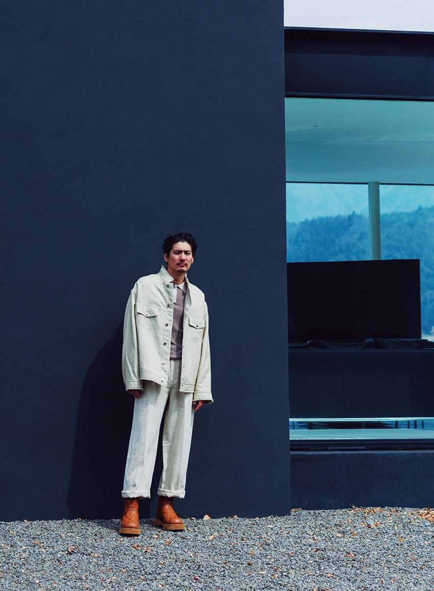 ジャケット14万6300円、プルオーバー5万1700円、パンツ14万800円、ブーツは参考商品／すべてエンポリオ アルマーニ（ジョルジオ アルマーニ ジャパン　03-6274-7070）