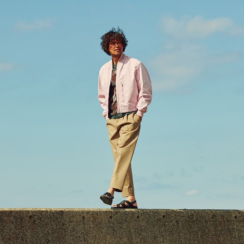 ブルゾン66万9900円、Tシャツ21万100円、パンツ18万1500円、サンダル14万1900円、ネックレス［参考商品］／すべてエルメス（エルメスジャポン　03-3569-3300）