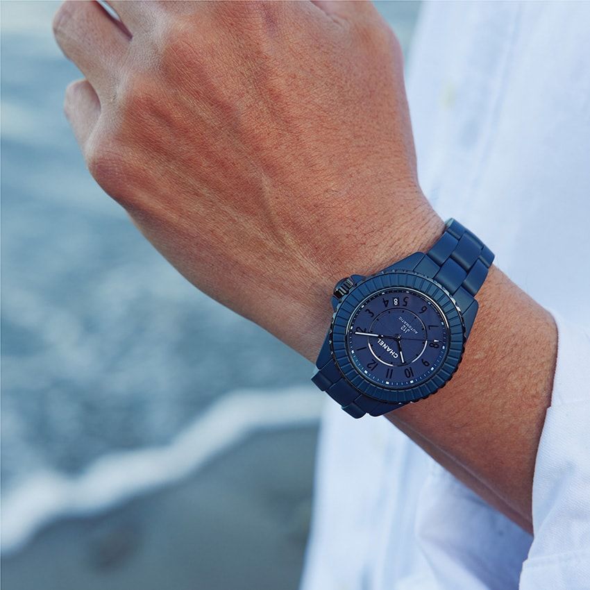 数量限定。セラミック×SSケース、38mm径、自動巻き。178万2000円／シャネル　0120-525-519