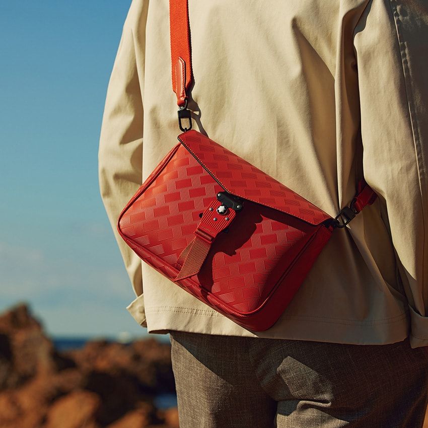 オレンジバッグ19万1400円/モンブラン 0800-333-0102