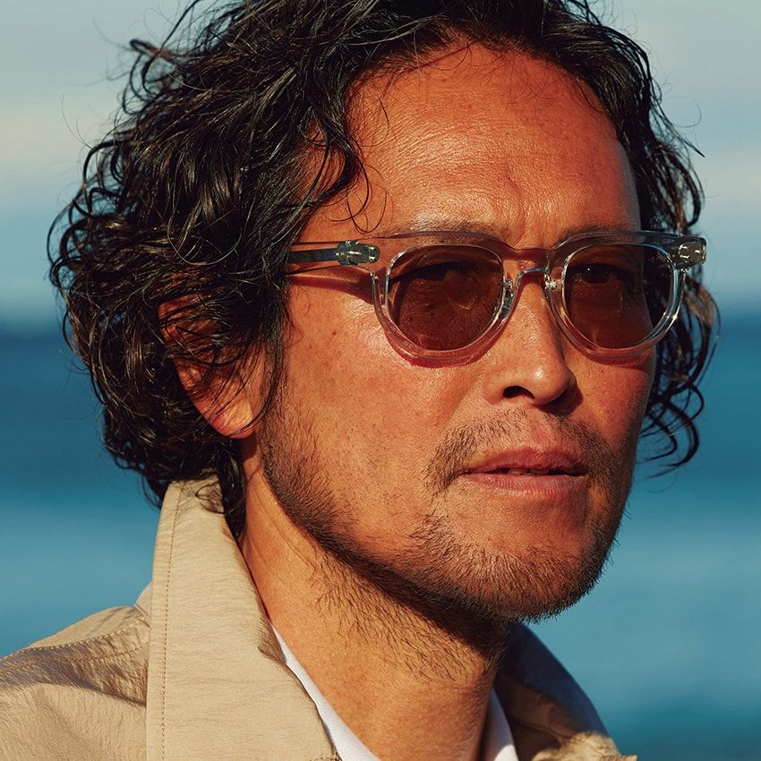 サングラス7万4800円/アイヴァン 7285(アイヴァン 7285 トウキョウ 03-3409-7285)、ブルゾン8万3600円、ポロシャツ3万800円/ともにタトラス(タトラス 銀座店 03-6228-7770)