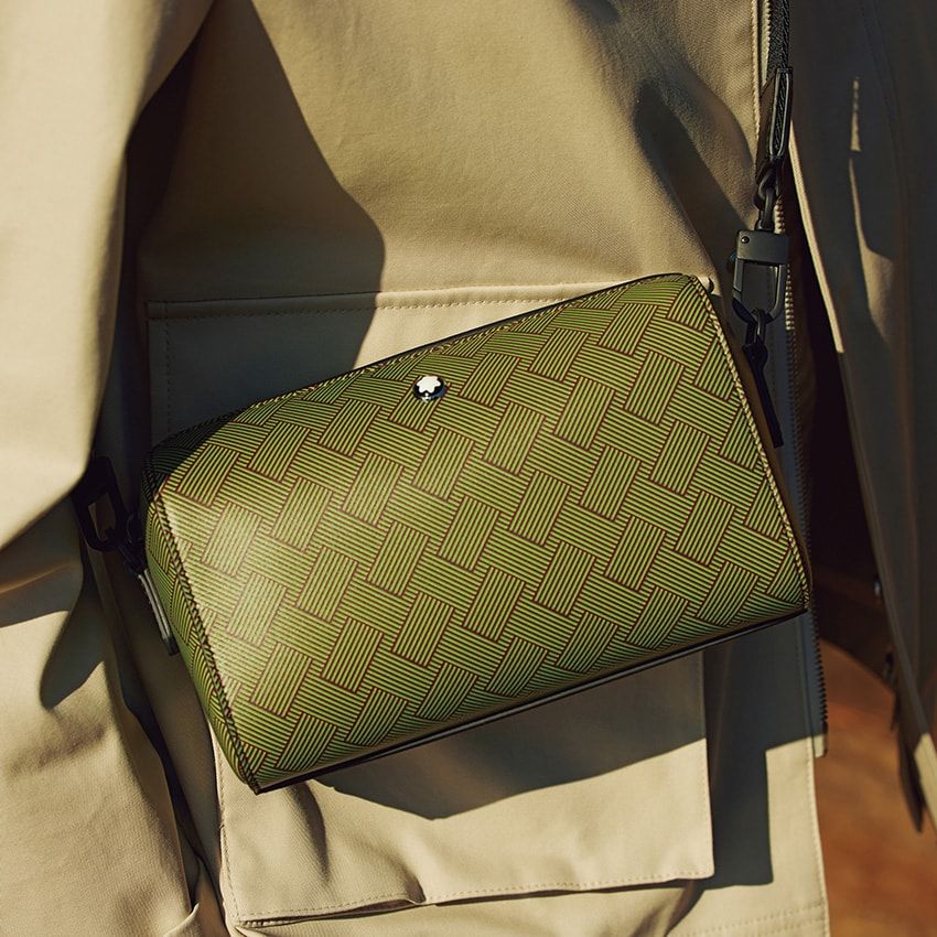 グリーンバッグ20万9000円／モンブラン　0800-333-0102