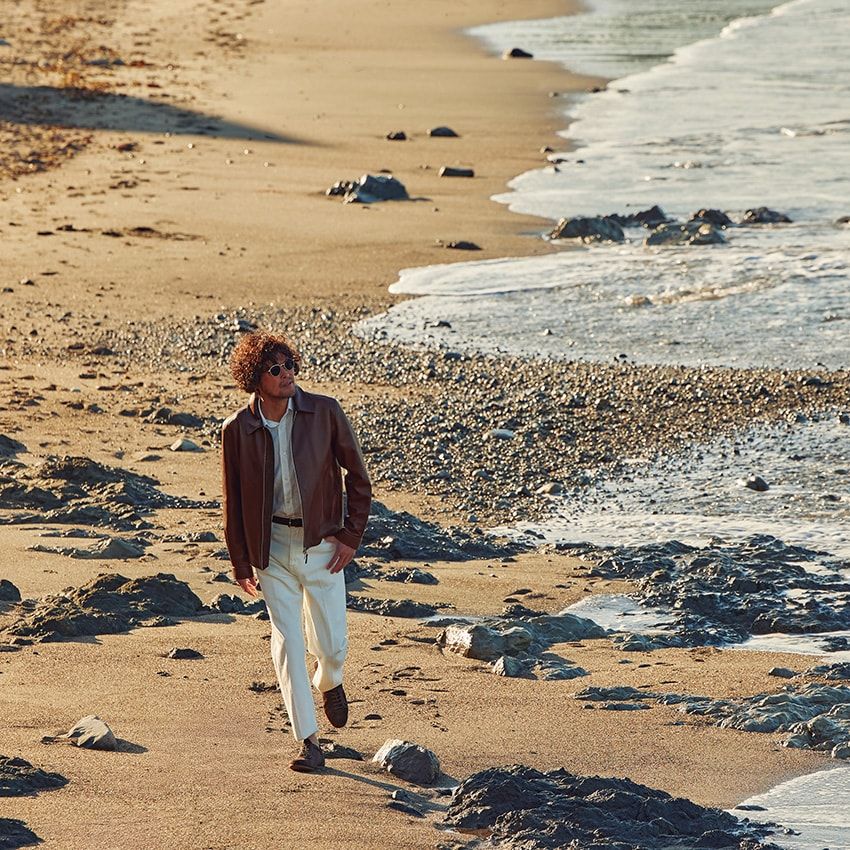 ブルゾン77万1100円、シャツ9万4600円、デニム12万5400円、靴12万5400円/すべてダンヒルd0800-000-0835、サングラス6万7100円/ダンヒル(ケリング アイウエア ジャパン 0800-600-5024)