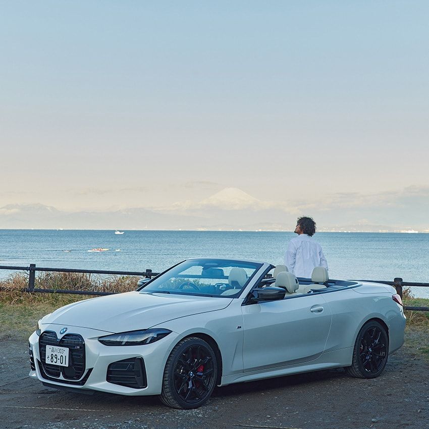 「BMW M440i xDrive Cabriolet」サイズ：全長4775×全幅1850×全高1395mm、車両重量：1880kg、駆動方式：4WD、最高出力：285kW。1214万円〜［車両本体価格］／BMW　0120-269-437、サングラス7万9200円／アイヴァン 7285（アイヴァン 7285 トウキョウ　03-3409-7285）