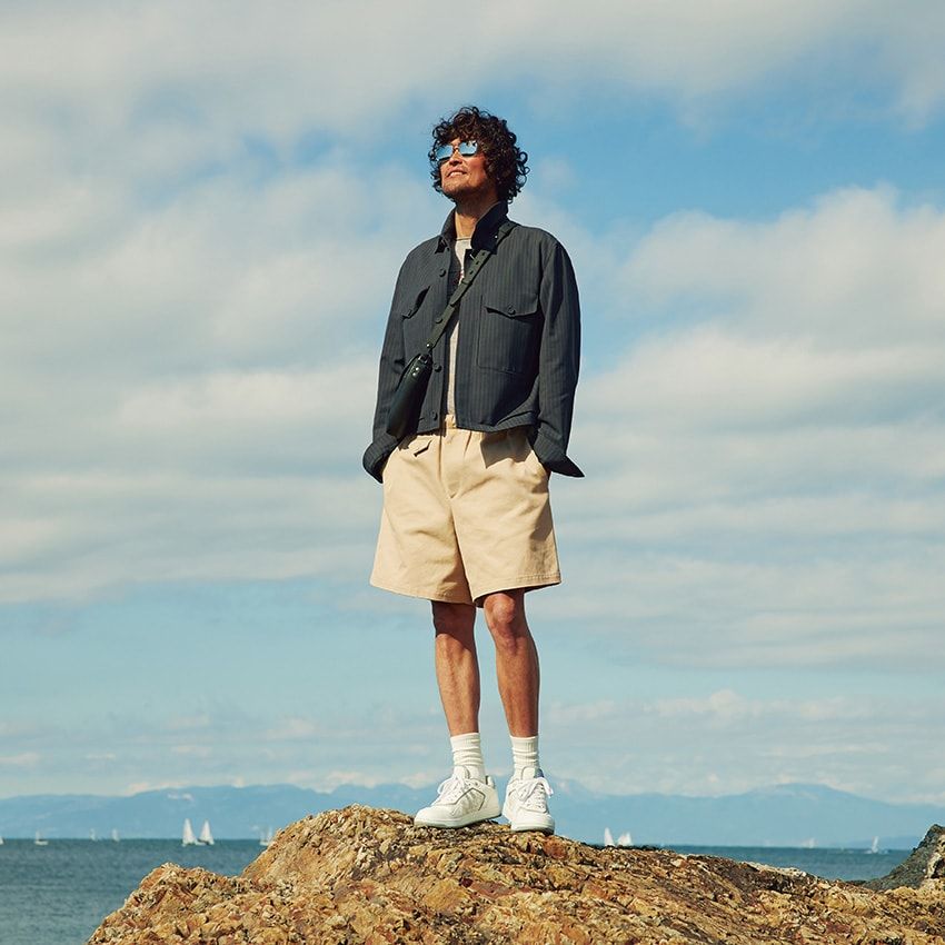 ブルゾン46万円、ニット24万円［参考価格］、ショーツ15万5000円、スニーカー16万8300円、サングラス6万3000円、バッグ37万円／すべてディオール（クリスチャン ディオール　0120-02-1947）