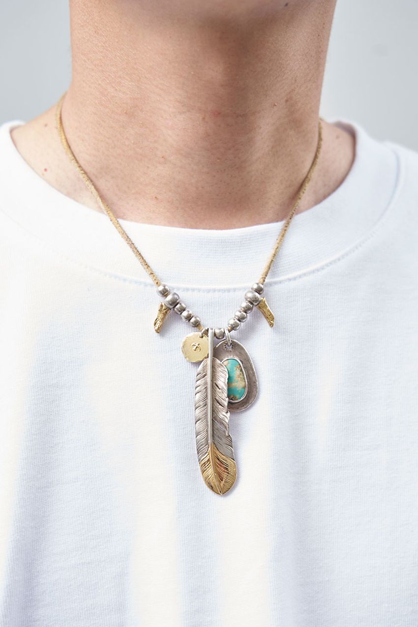 “白T”オンリーでこなれた着こなしを街角スナップ！ポイントはトレンドパンツ、小物使いetc. - 9枚目の画像