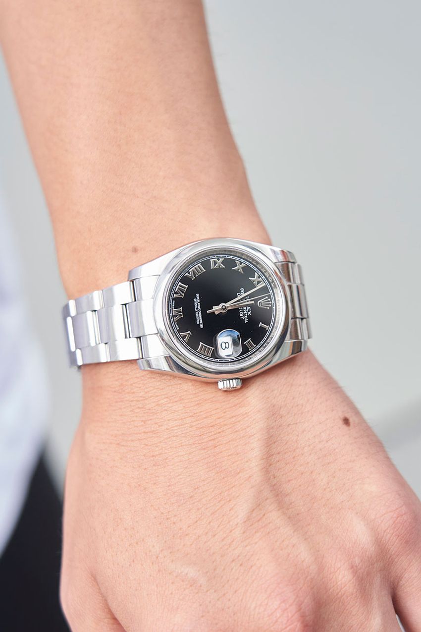 “白T”オンリーでこなれた着こなしを街角スナップ！ポイントはトレンドパンツ、小物使いetc. - 10枚目の画像