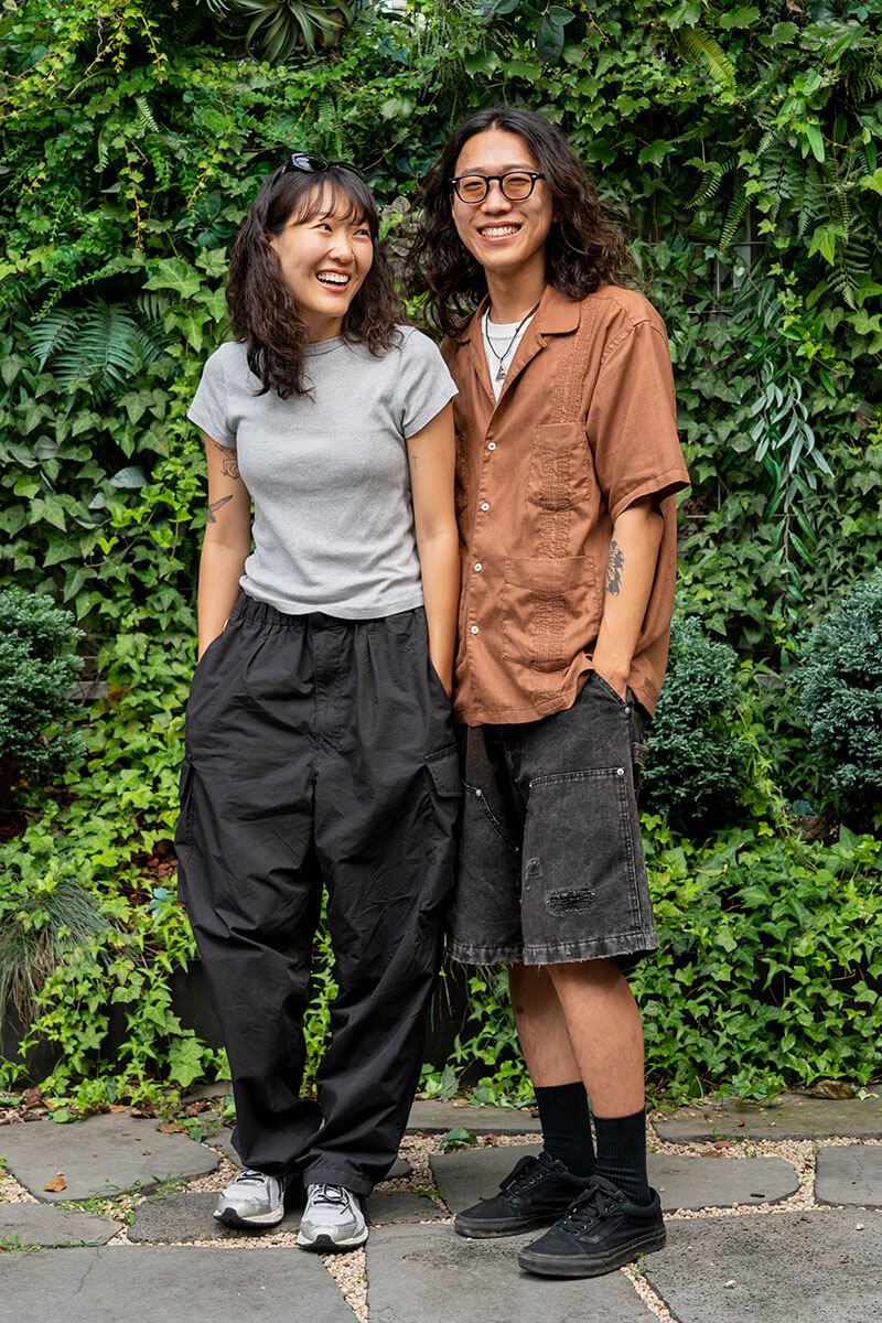 シャツ=イーストローグ パンツ=ボンロウ シューズ=ヴァンズ サングラス=金子眼鏡 ネックレス=ヴィンテージ リング=クース