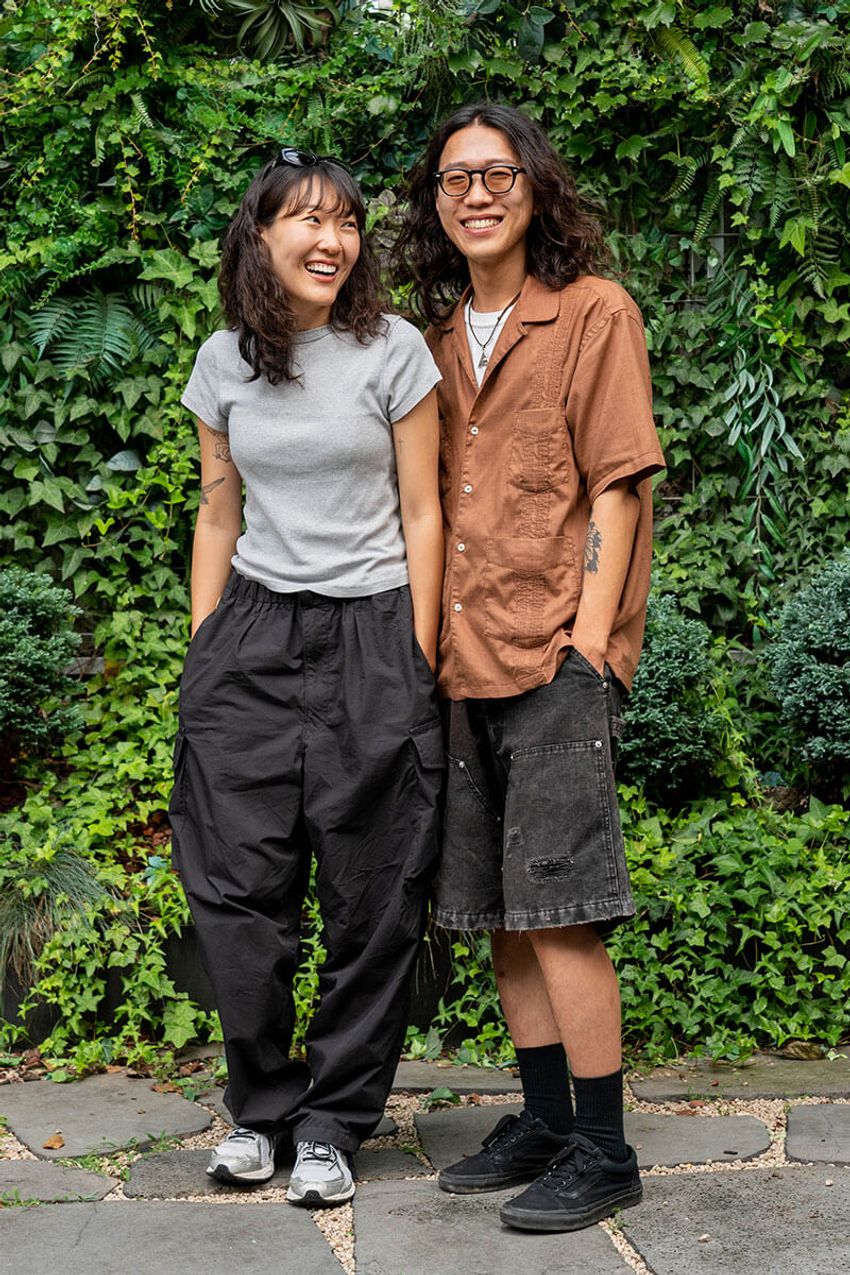 今季の頼れる“開襟シャツ”の着こなし好例3選。素材感や小物使いに注目を！ - 2枚目の画像