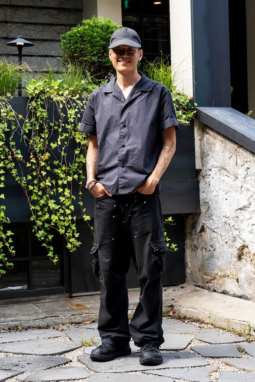 今季の頼れる“開襟シャツ”の着こなし好例3選。素材感や小物使いに注目を！ - 8枚目の画像