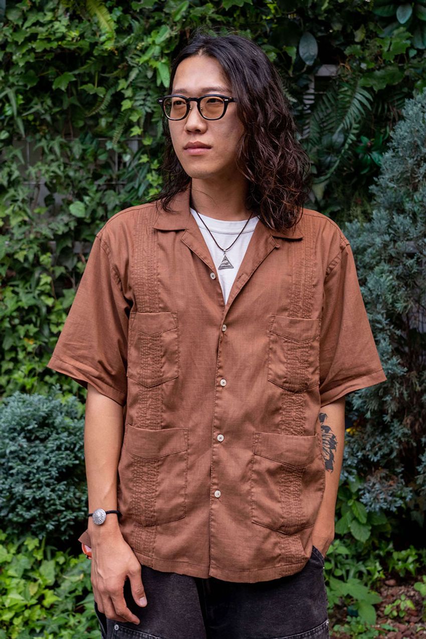 今季の頼れる“開襟シャツ”の着こなし好例3選。素材感や小物使いに注目を！ - 3枚目の画像