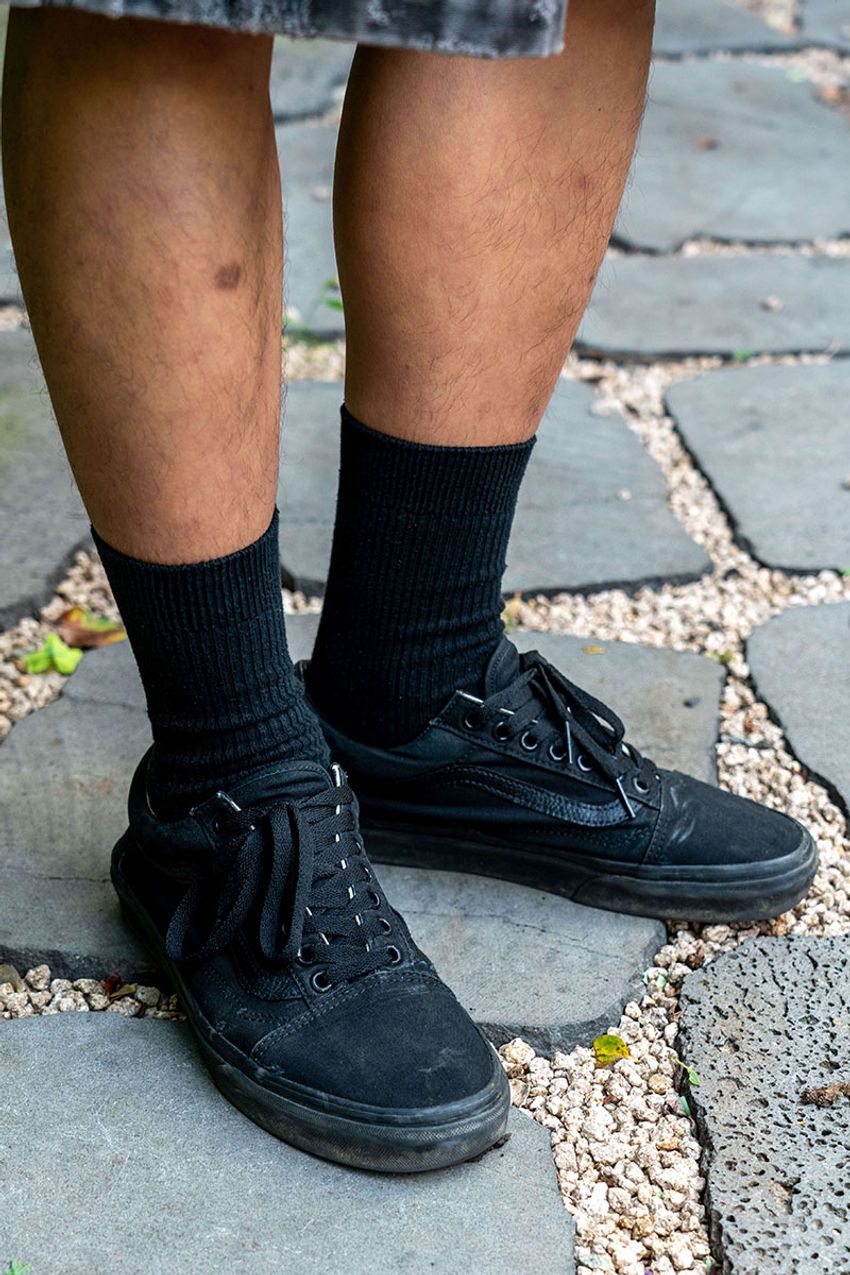 今季の頼れる“開襟シャツ”の着こなし好例3選。素材感や小物使いに注目を！ - 4枚目の画像