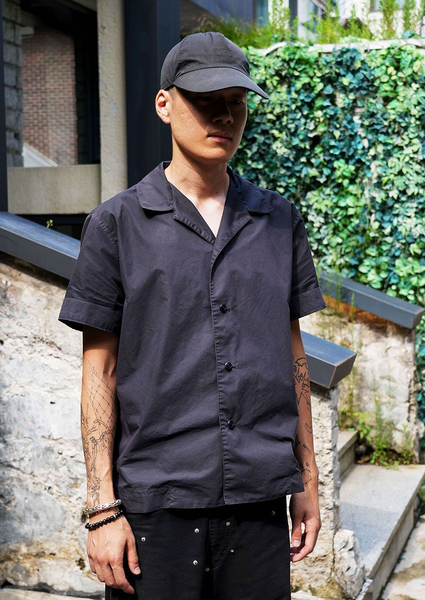 今季の頼れる“開襟シャツ”の着こなし好例3選。素材感や小物使いに注目を！ - 9枚目の画像