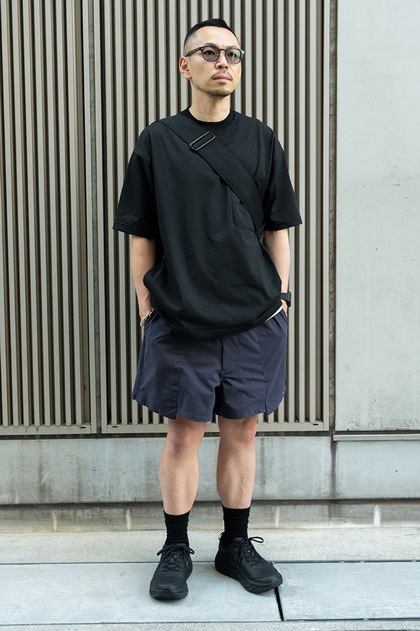 「1枚で着た“無地の黒T”、どこのブランドですか？」洒落者たちの回答は、ダイワ ピア39、ジョンスメドレー - 2枚目の画像