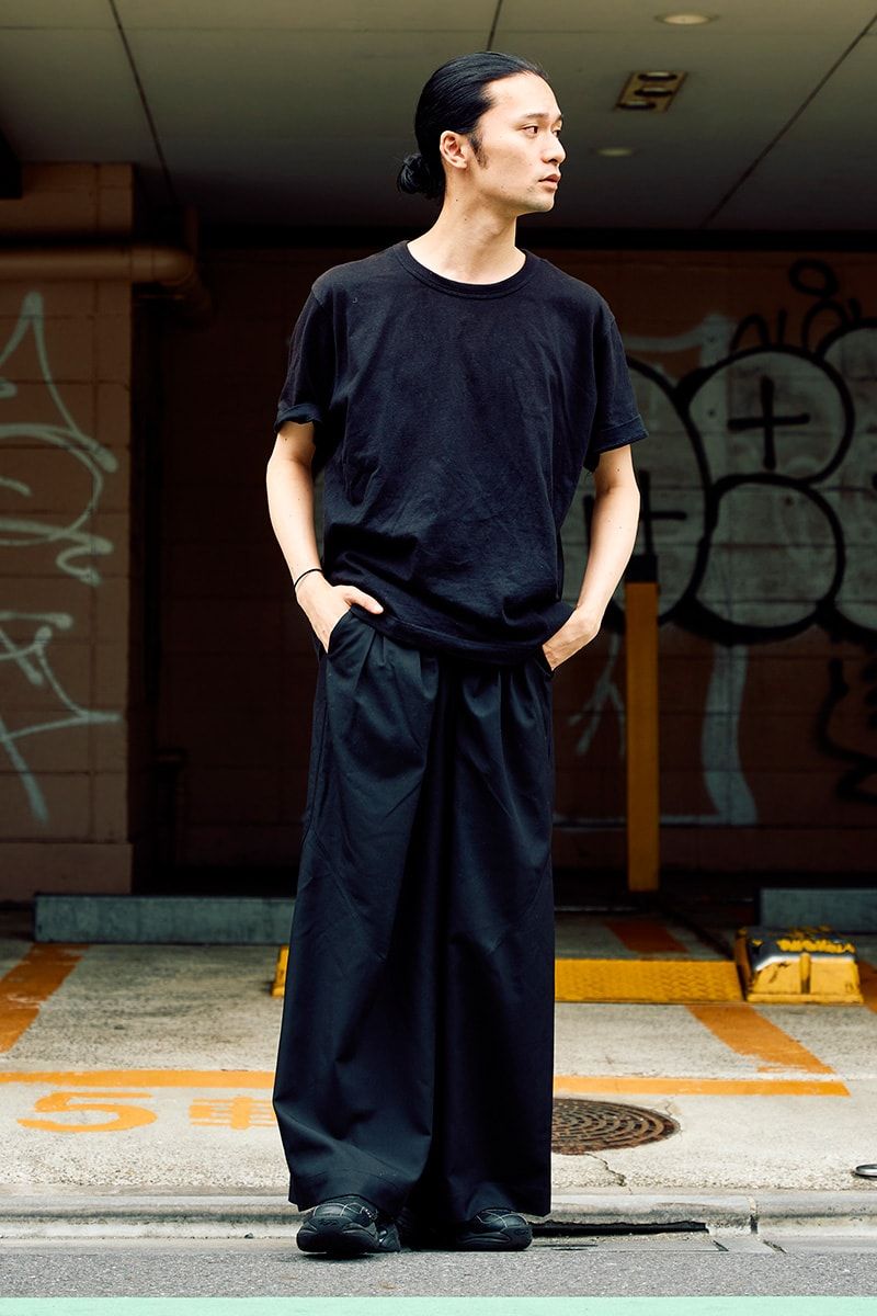 Tシャツ＝コンビニエンスウェア　靴＝オーエーオー