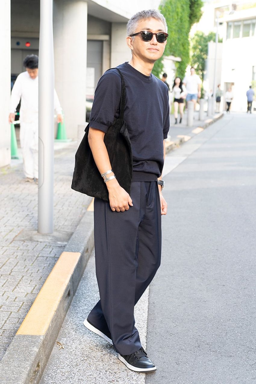 「1枚で着た“無地の黒T”、どこのブランドですか？」洒落者たちの回答は、ダイワ ピア39、ジョンスメドレー - 6枚目の画像