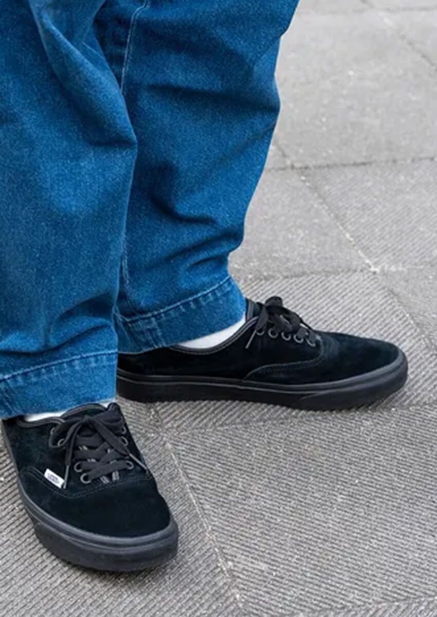 ブルーのデニムは“ブラックのヴァンズ”で引き締めるのが正解！街角スナップに見る3名のお手本 - 1枚目の画像