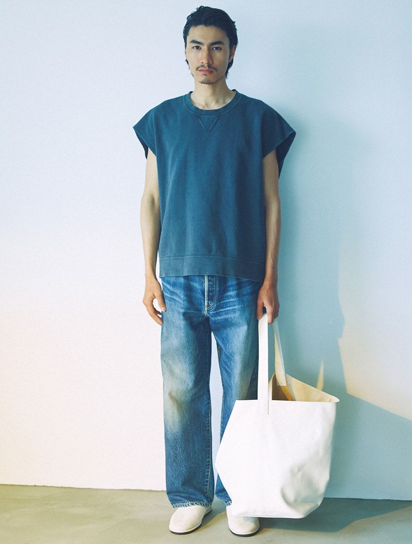 裂織作家 円造さん●モデル活動などを経て、日本の伝統的な織り物の技法である“裂織”で、ユニークなテキスタイルを作るアーティストとして活動。平面的な布や織り物はもちろん立体物まで、その造形は注目を浴びる。スウェット5万5000円／ビズビム（F.I.L. オモテサンドウ　03-5778-3259）、デニム13万900円／ビズビム　03-5468-5424、ミュール7万400円／オーラリー、バッグ9万9000円／オーラリー メイドバイ アエタ（ともにオーラリー　03-6427-7141）