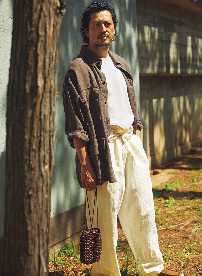 俳優 池内博之さん●1997年に俳優デビュー。映画、テレビ、舞台と幅広いフィールドで活躍。秋冬はキャンプとゴルフ、春夏はSUPに明け暮れるアクティブ派の趣味人としても知られる。シャツ6万4900円、パンツ4万6200円、バッグに掛けたサングラス3万8500円／すべてキャプテン サンシャイン　03-6712-6830、カットソー1万6500円／コロニー クロージング（バインド ピーアール　03-6416-0441）、バッグ11万円／イル ミーチョ（トレメッツォ　03-5464-1158）