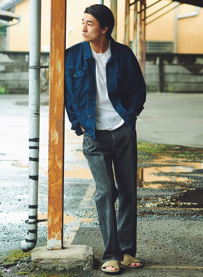 俳優／モデル 遊屋慎太郎さん●モデルと並行して、2015年に映画『アレノ』で役者デビューを果たす。以後、数々の映画だけでなく、劇団ハイバイの舞台にも出演。最新となる出演映画『泡沫（Utakata）』は、6月に公開予定。ジャケット28万4900円、Tシャツ16万3900円、サンダル20万5700円／すべてザ･ロウ（ザ･ロウ･ジャパン　03-4400-2656）、ヴィンテージのデニム5万5000円／バーチ ヴィンテージ　birch_vintage