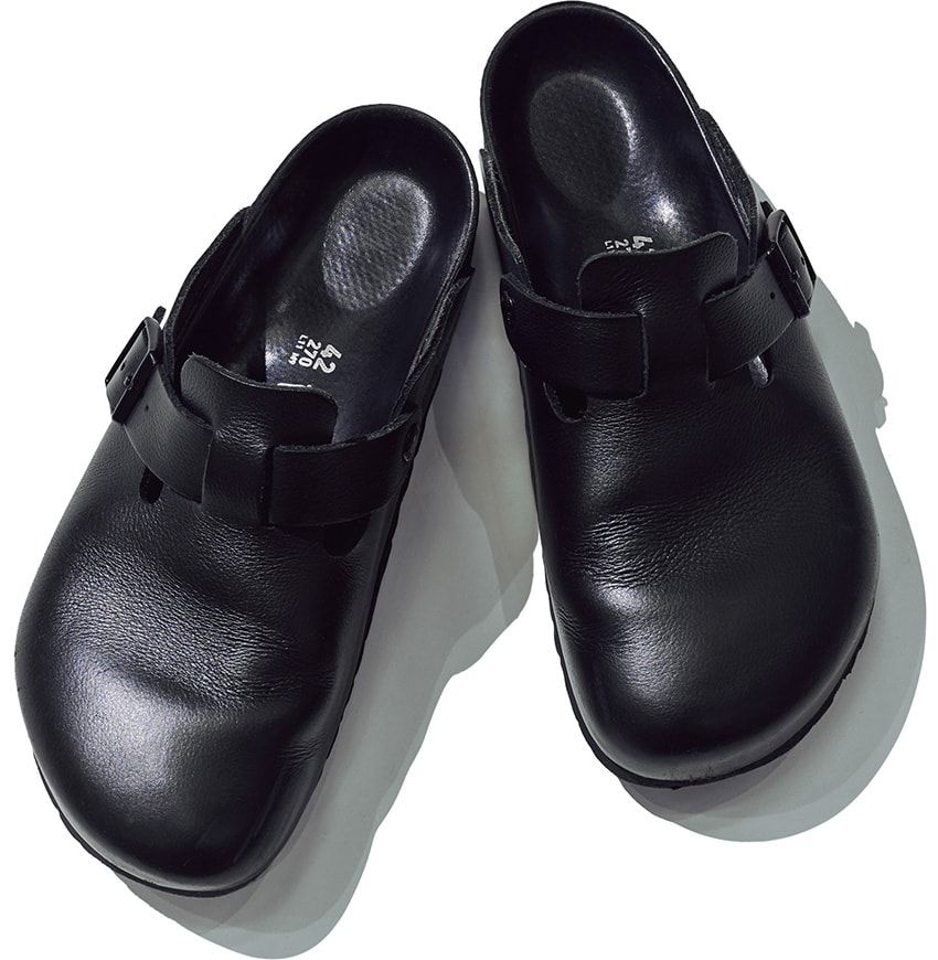 「ビルケン」のサンダルに、古着のロゴTも！デザイナー 榎本光希さんの“思いがけずハマった”モノ - 4枚目の画像