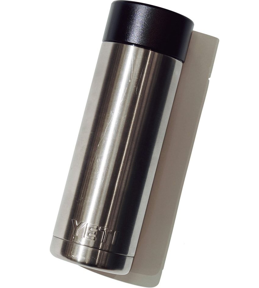 「イエティ」のタンブラー。子供の習い事に同行するようになり、必要性を感じて購入。ステンレスの無機質なルックスがいい。