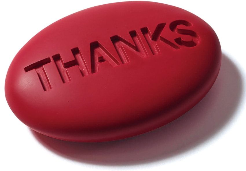 「モマストア」のペーパーウェイト。スタッフに書類を渡すときは、感謝の意を込めてこれを一緒に置く。