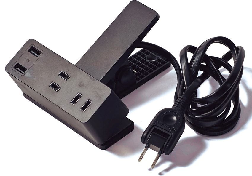 「エレコム」のクリップ式電源タップ。机の天板や脚などに挟んで使えるのが便利。