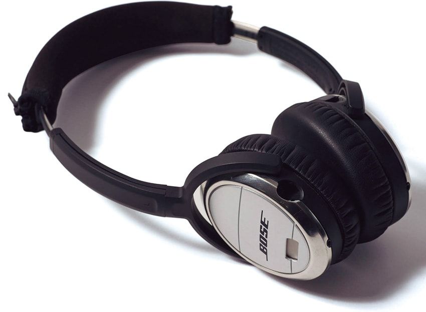 「ボーズ」のヘッドホン。「クワイエットコンフォート3」を愛用中。音楽は聴かず、ノイズキャンセリングを使って作業に集中する。