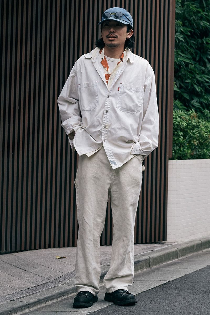 ジャケット、シャツ、パンツ＝すべて古着