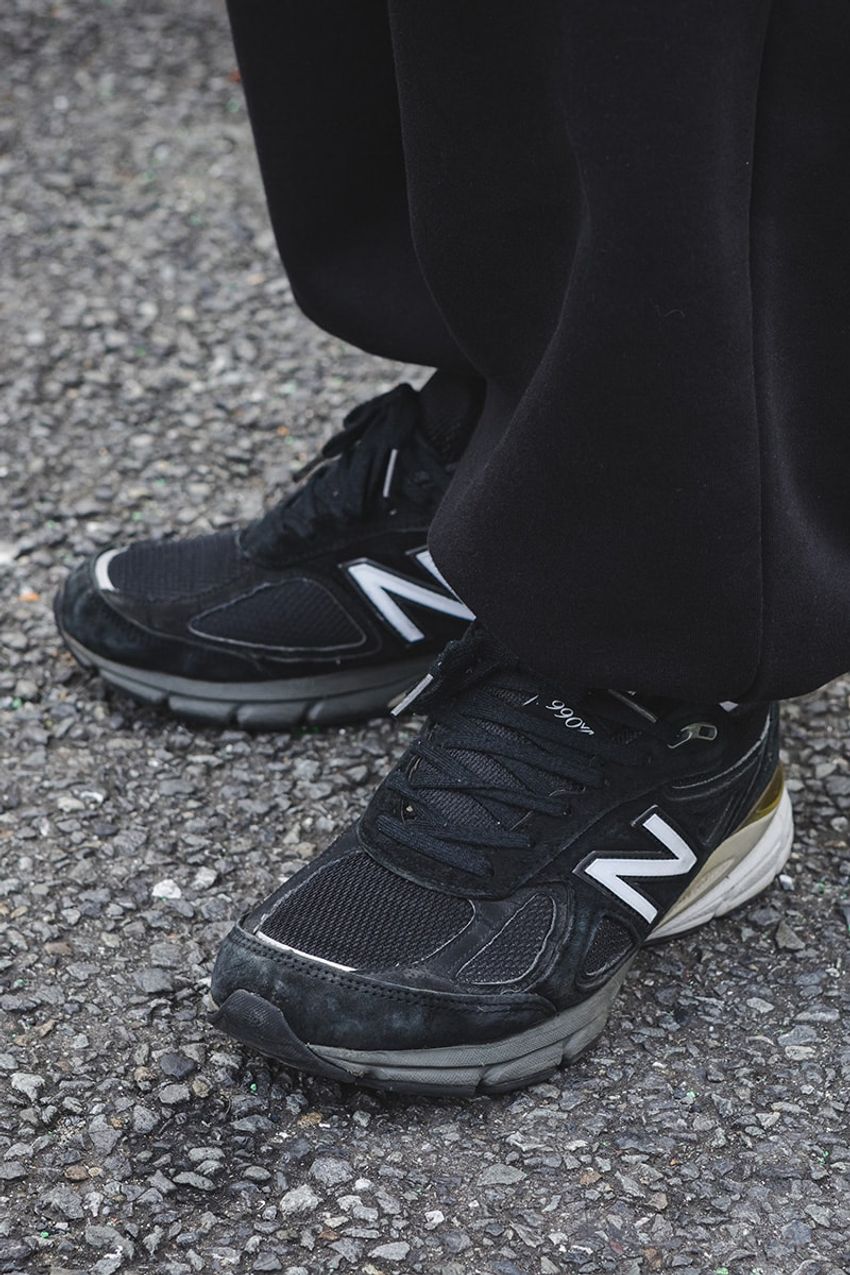 大人気“ブラックコーデ”は「ブラックのニューバランス」で締めるのがベスト！活用法を街角スナップで - 7枚目の画像