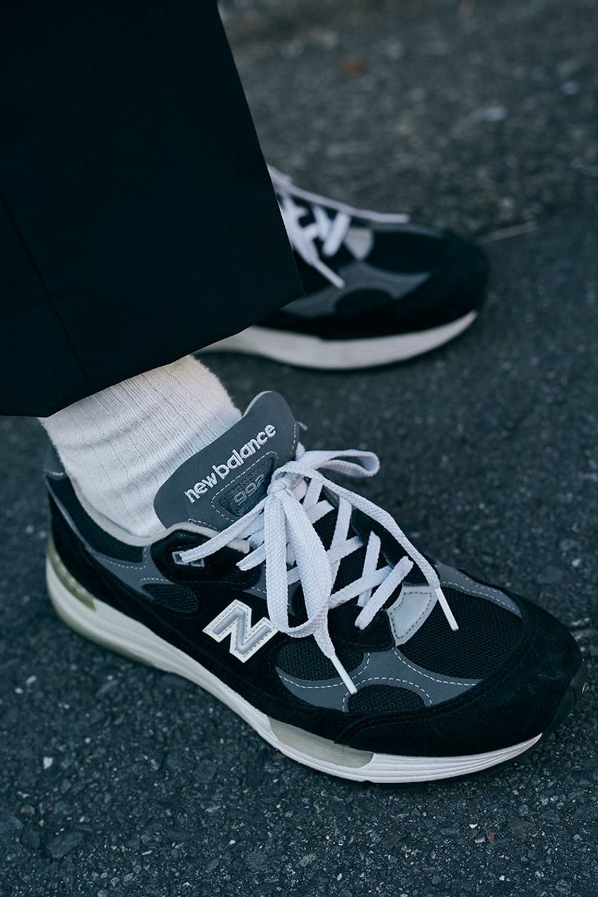 大人気“ブラックコーデ”は「ブラックのニューバランス」で締めるのがベスト！活用法を街角スナップで - 5枚目の画像
