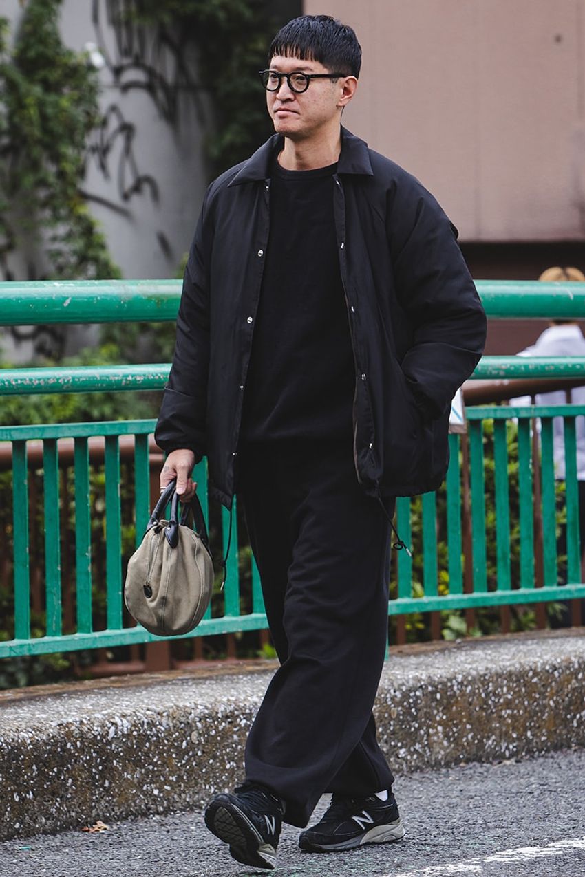 大人気“ブラックコーデ”は「ブラックのニューバランス」で締めるのがベスト！活用法を街角スナップで - 6枚目の画像