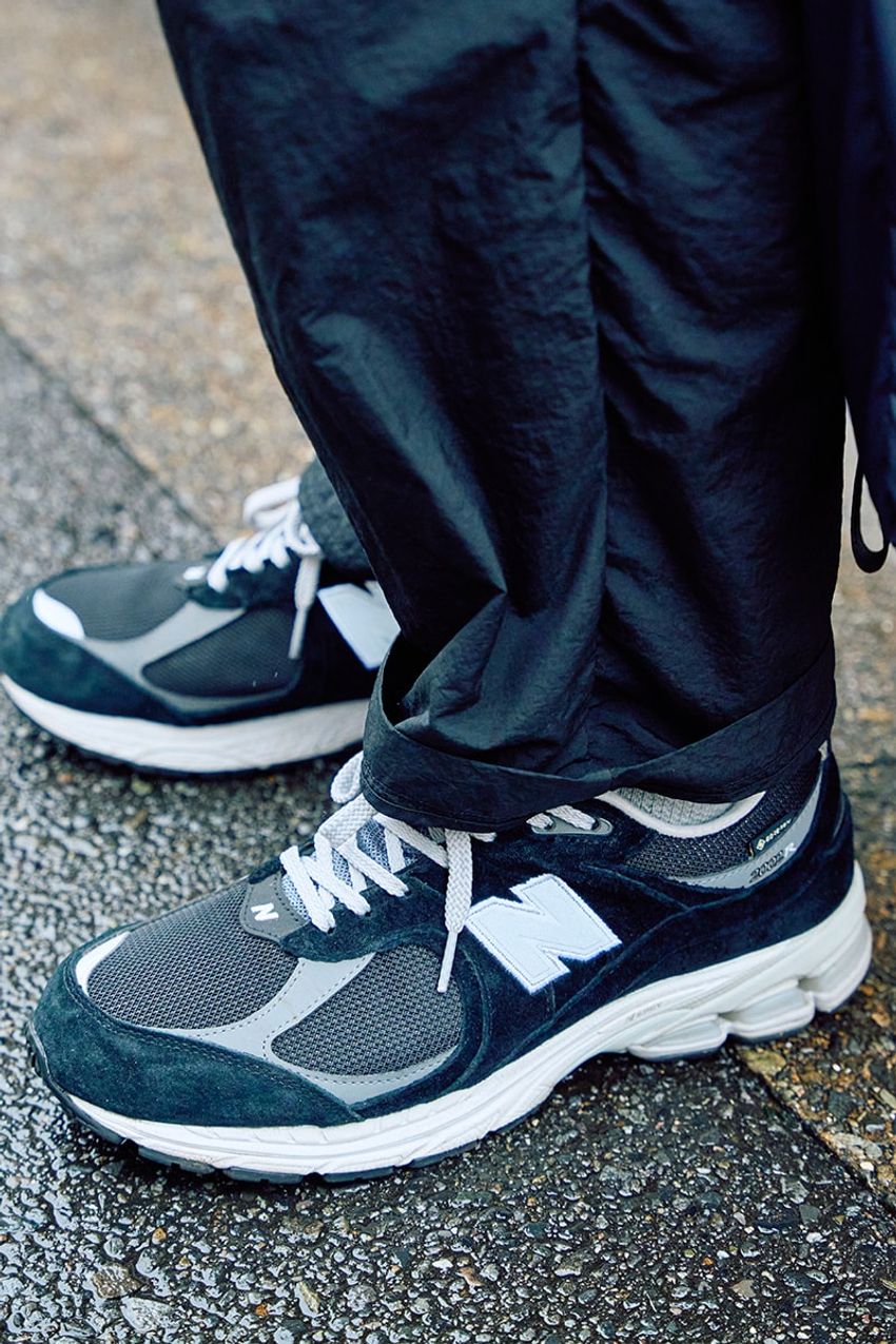 大人気“ブラックコーデ”は「ブラックのニューバランス」で締めるのがベスト！活用法を街角スナップで - 3枚目の画像