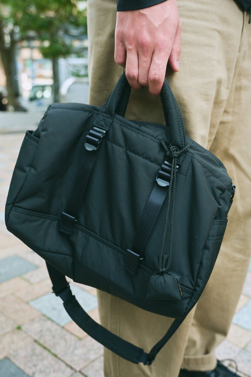 “手提げのミニバッグ”がトレンド真っ只中！洒落者たちに「どこのブランド使ってる？」って聞いてみた - 5枚目の画像