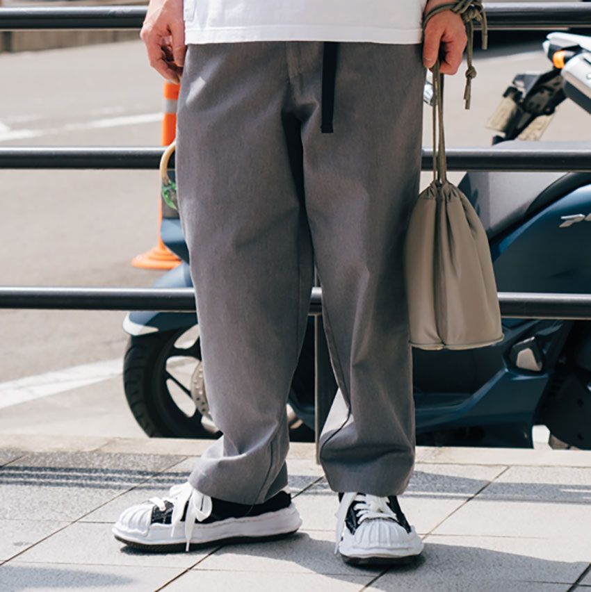 “手提げのミニバッグ”がトレンド真っ只中！洒落者たちに「どこのブランド使ってる？」って聞いてみた - 1枚目の画像