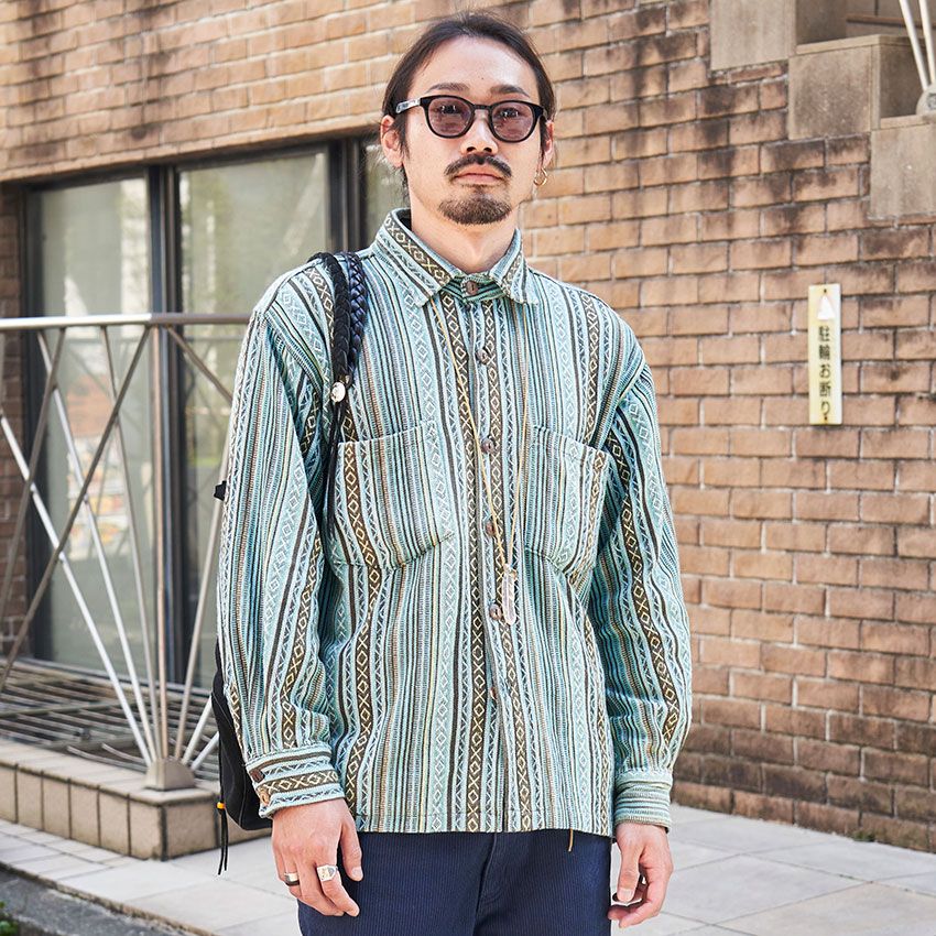 シャツ=古着 パンツ=テンダーロイン シューズ=ダナー 眼鏡=キャスアイウェア バッグ、ネックレス、リング=すべてゴローズ