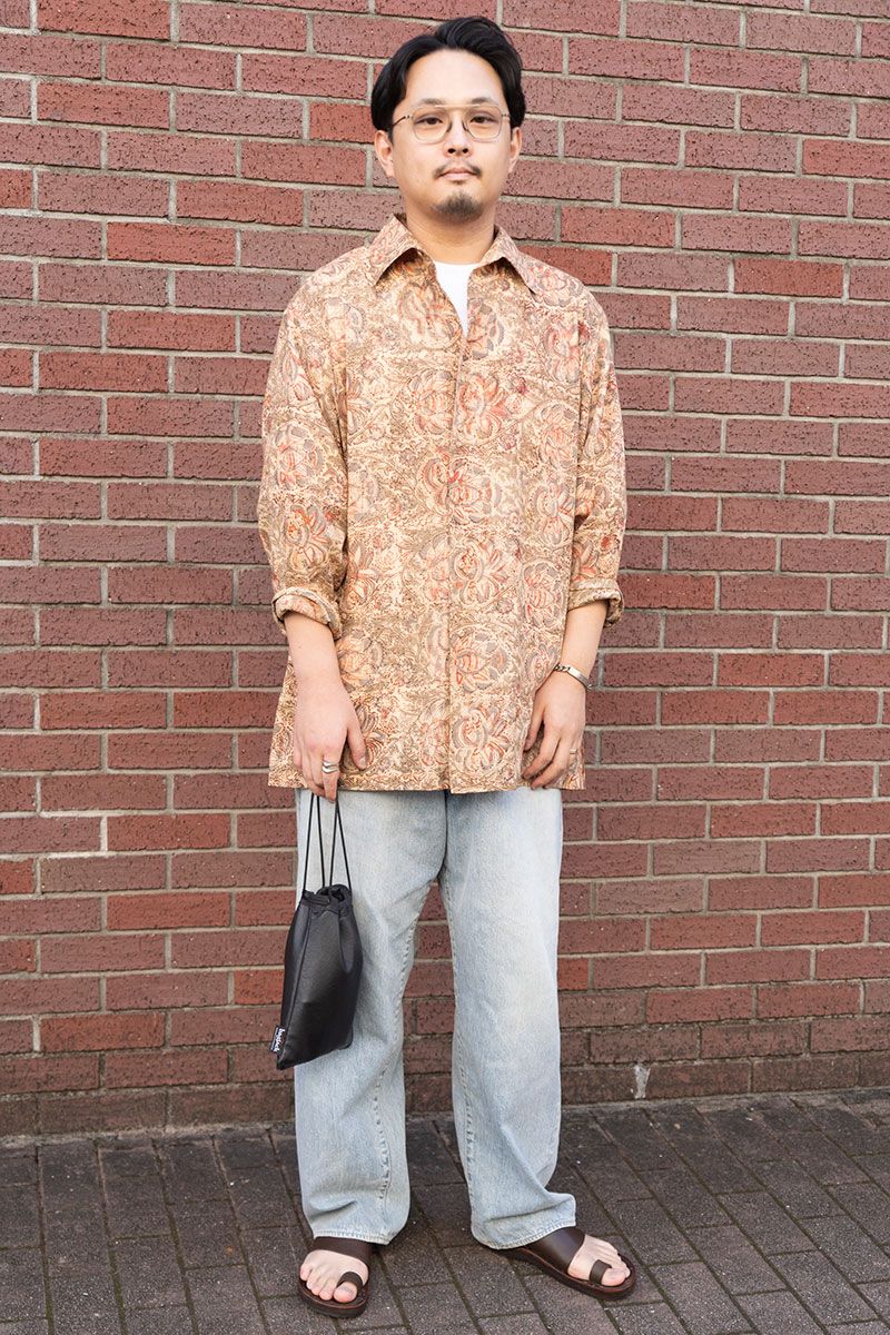 シャツ＝ナイスネス　デニム＝コモリ　シューズ＝ユッタニューマン　眼鏡＝カメマンネン　バッグ＝バッグジャック　リング＝市松　リング2＝ブルガリ　リング3＝ヴィンテージ