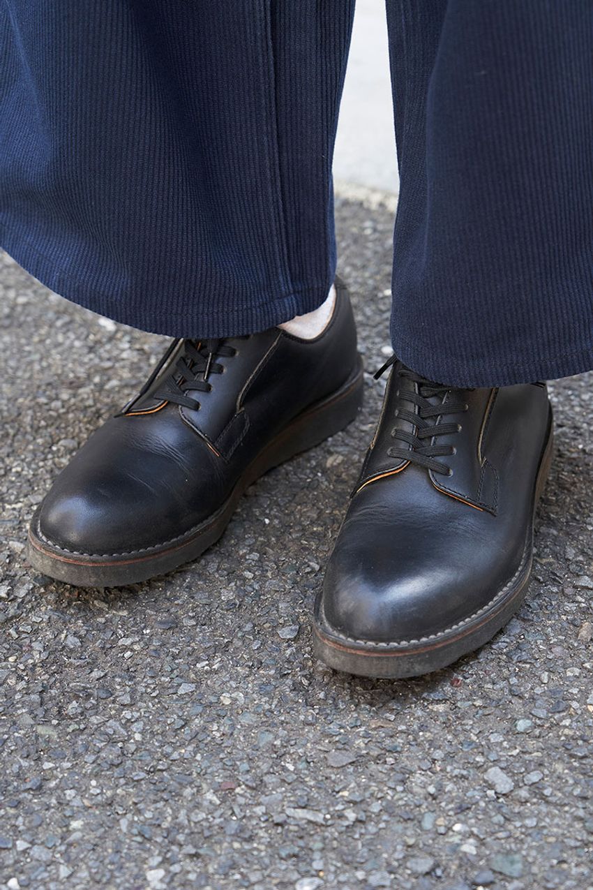 主役は「シャツ」！シンプルだけどスタイルが薫る“ワンツーコーデ”のお手本をスナップで - 6枚目の画像