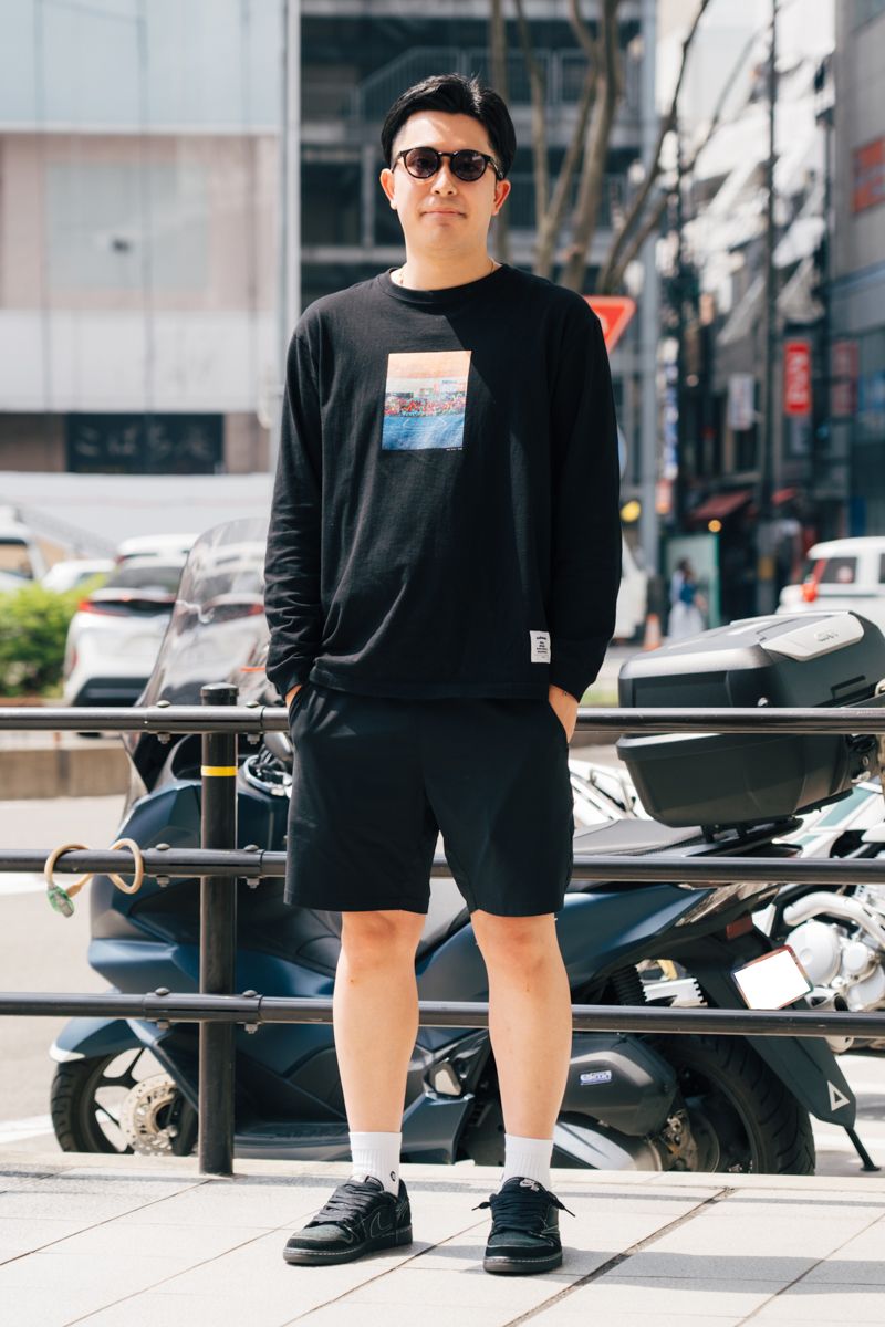 Tシャツ、パンツ=ともにボーラホリック シューズ=ナイキ 眼鏡=アイヴォル 腕時計=アップル ネックレス=ディオール ブレスレット=ティファニー