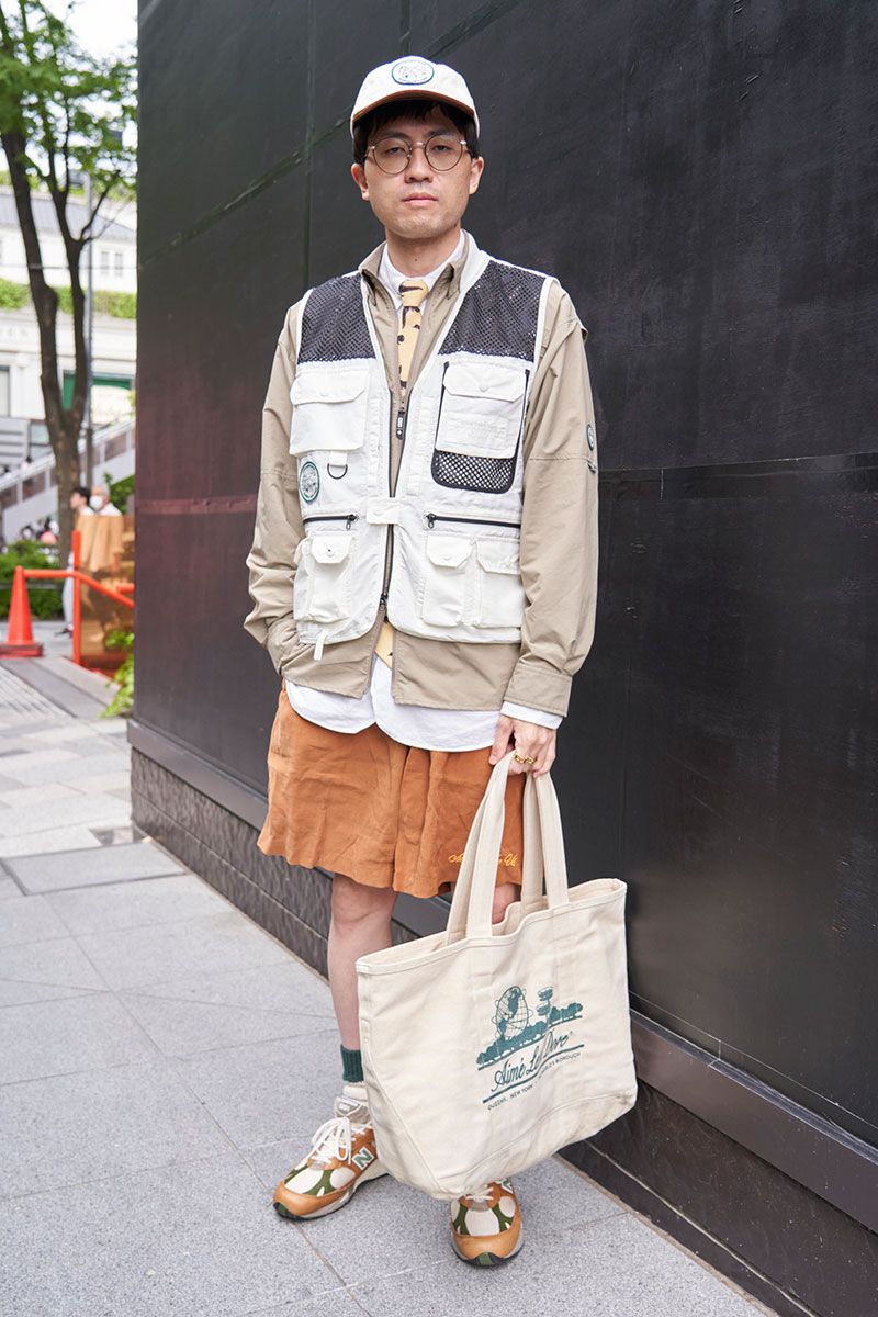 ベスト=エメ レオン ドレ×ウールリッチ ジャケット=キース×コロンビア シャツ=ブルックスブラザーズ パンツ=ジョーフレッシュグッズ シューズ、帽子=ともにエメ レオン ドレ×ニューバランス 眼鏡、バッグ=ともにエメ レオン ドレ リング=メゾンマルジェラ