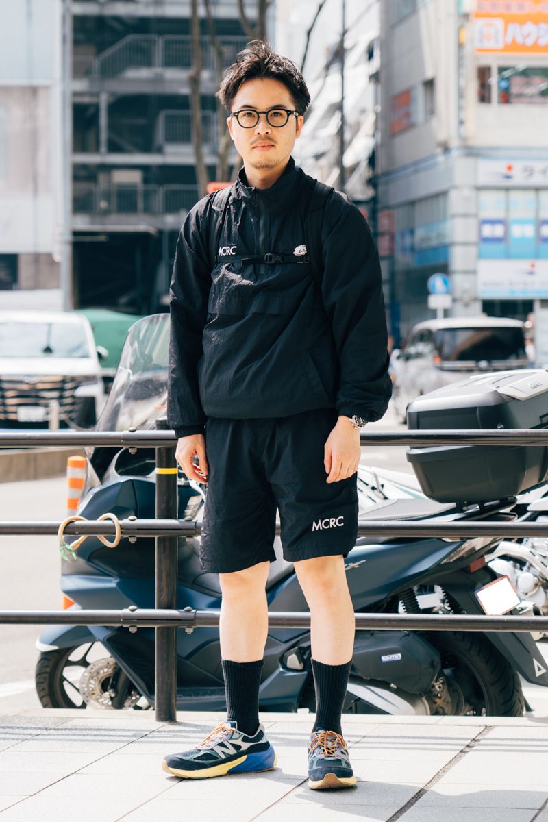 ジャケット、パンツ=ともにモーニングコーヒーランニングクラブ Tシャツ=アンユーズド シューズ=ニューバランス 眼鏡=モスコット バッグ=アークテリクス 腕時計=セイコー