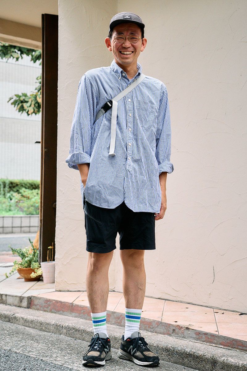 シャツ＝エンジニアドガーメンツ　パンツ、帽子、バッグ＝すべてアークテリクス　シューズ＝ニューバランス　眼鏡＝ジンズ 