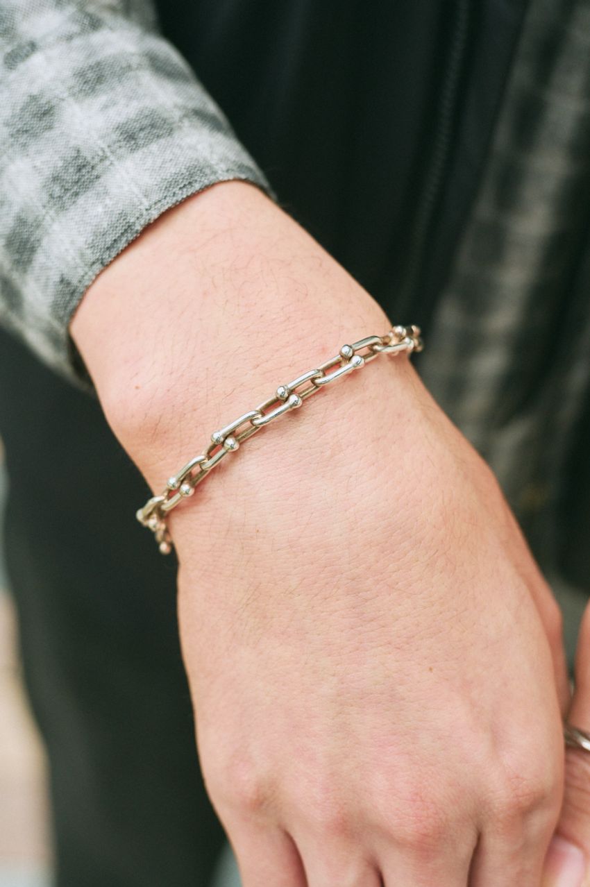 「チェックシャツ」をスマートに着こなすなら“同系色で大人っぽくまとめる”が正解！3名の実例で解説 - 10枚目の画像