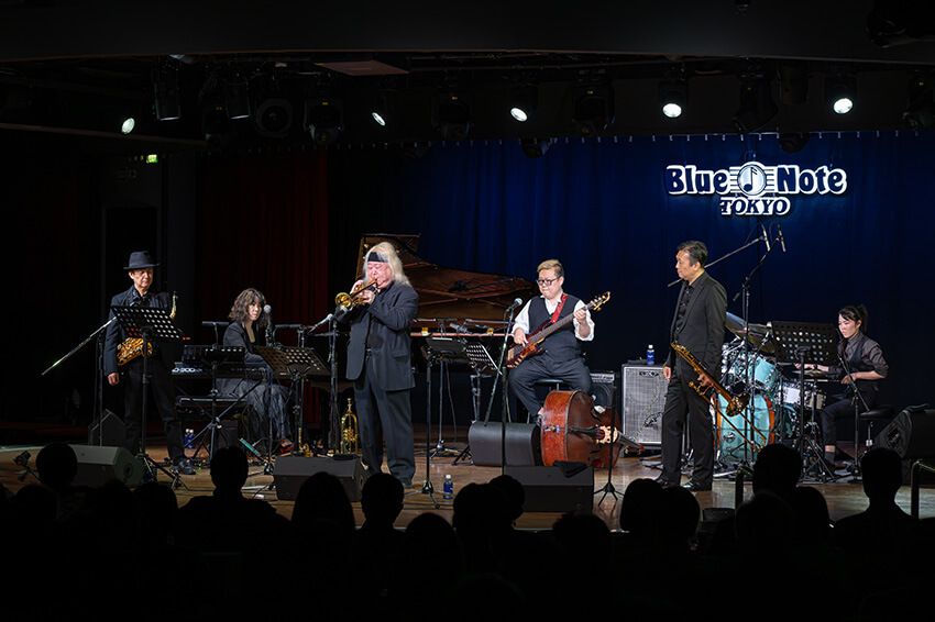 左から、本田雅人さん（サックス奏者）、宮本貴奈さん（ピアニスト）、エリック・ミヤシロさん（トランペッター）、川村竜さん（ベーシスト）、中川英二郎さん（トロンボーン奏者）、川口千里さん（ドラマー）