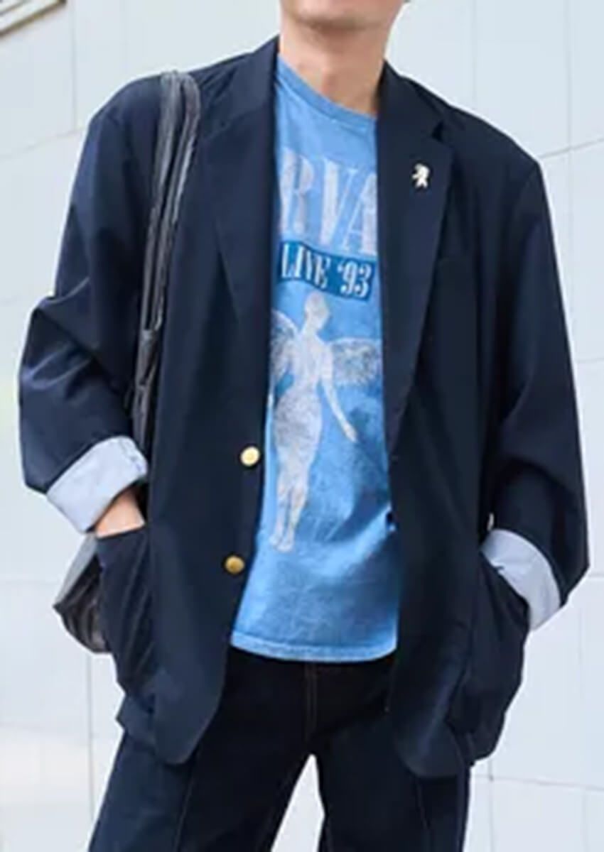 「ネイビージャケット」が超使える！青のデニムと“ワントーン”で揃えたカジュアルスタイル3選 - 1枚目の画像