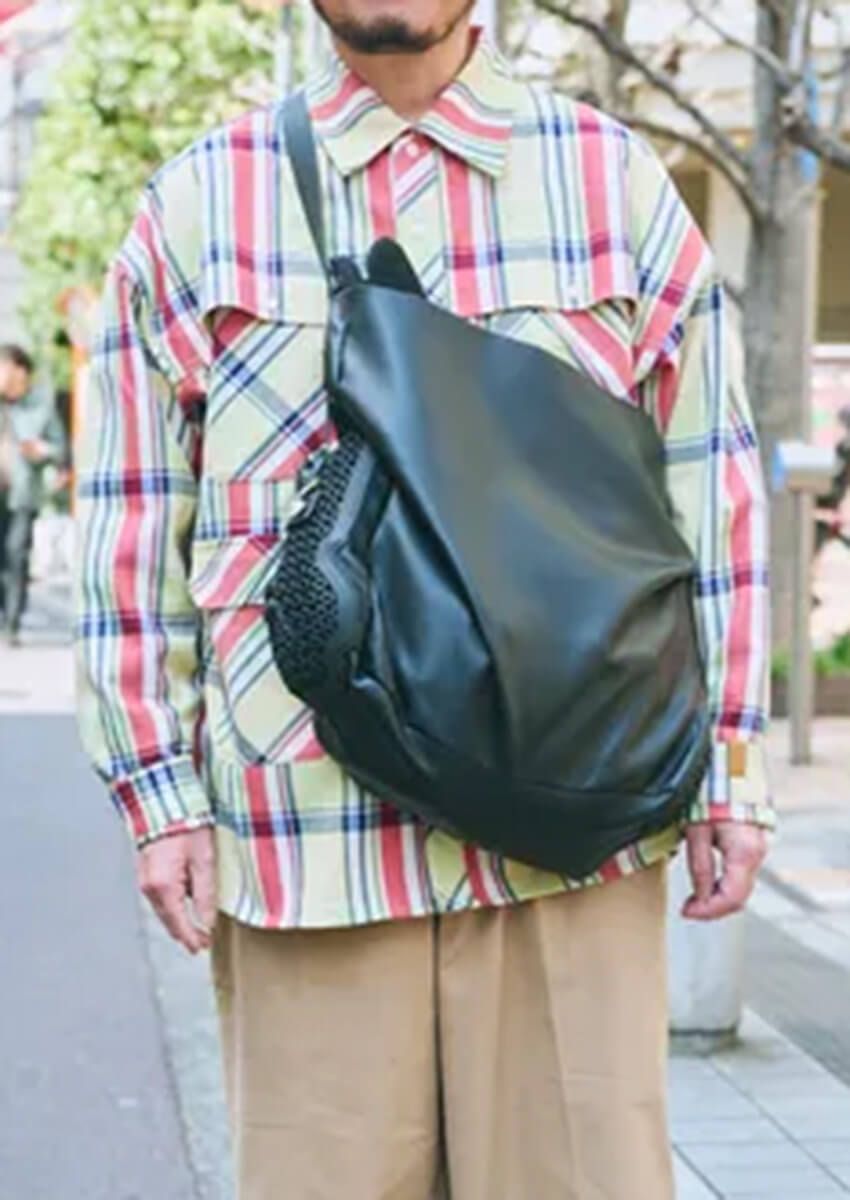 洒落て見える「シャツ×スラックス」のシルエット術。20〜50代までみんな“上下ゆるめ”だった - 1枚目の画像