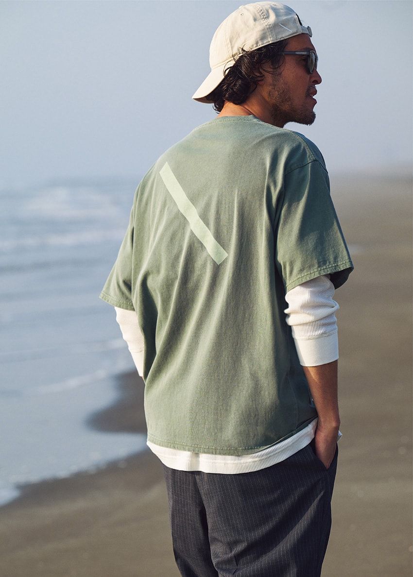 Tシャツ8250円、パンツ2万3100円、帽子6380円、サングラス1万9800円／すべてサタデーズ ニューヨークシティ　03-5459-5033、中に着たカットソー2万5300円／サンスペル フォー ロンハーマン（ロンハーマン　0120-008-752）